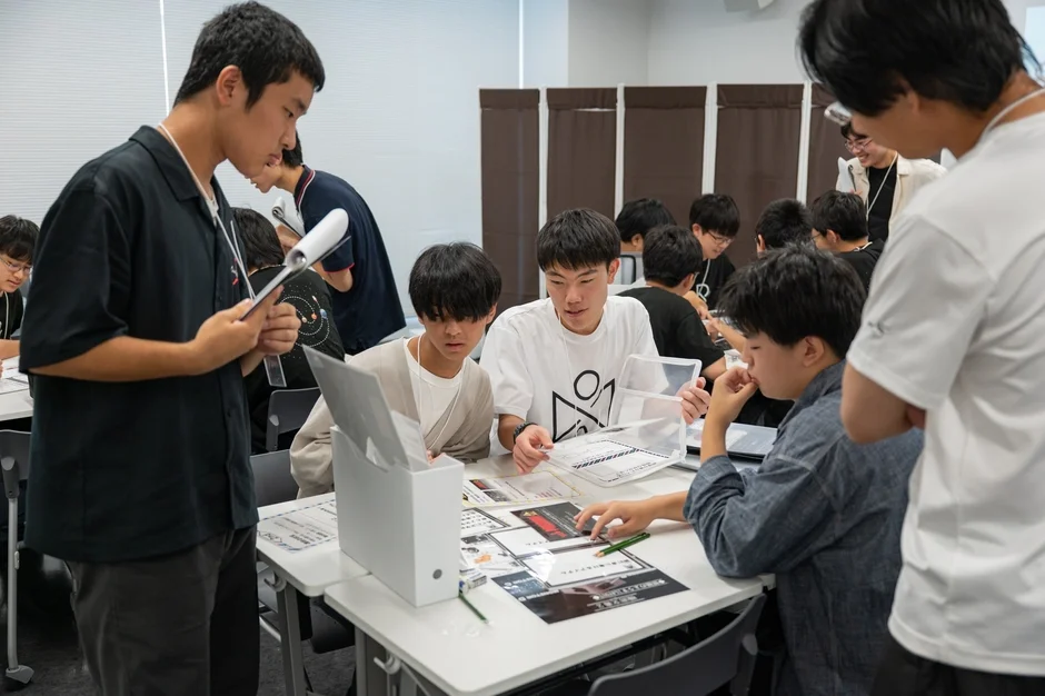 リアル脱出ゲーム甲子園でグループワークをする高校生たち