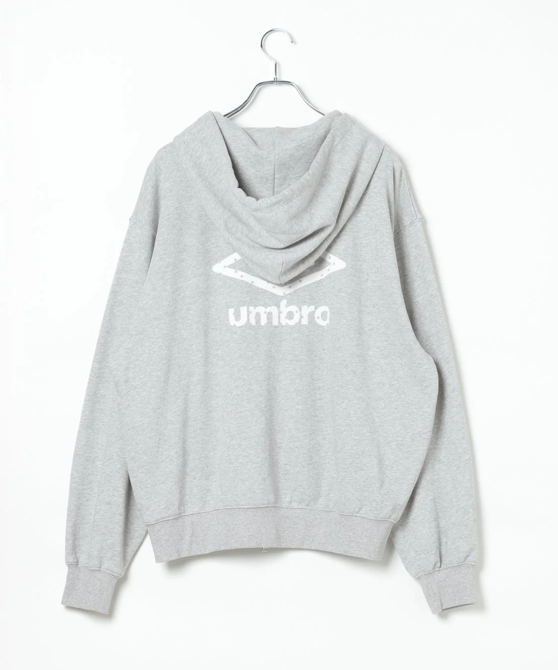 背中にumbroロゴがプリントされたグレーのパーカー