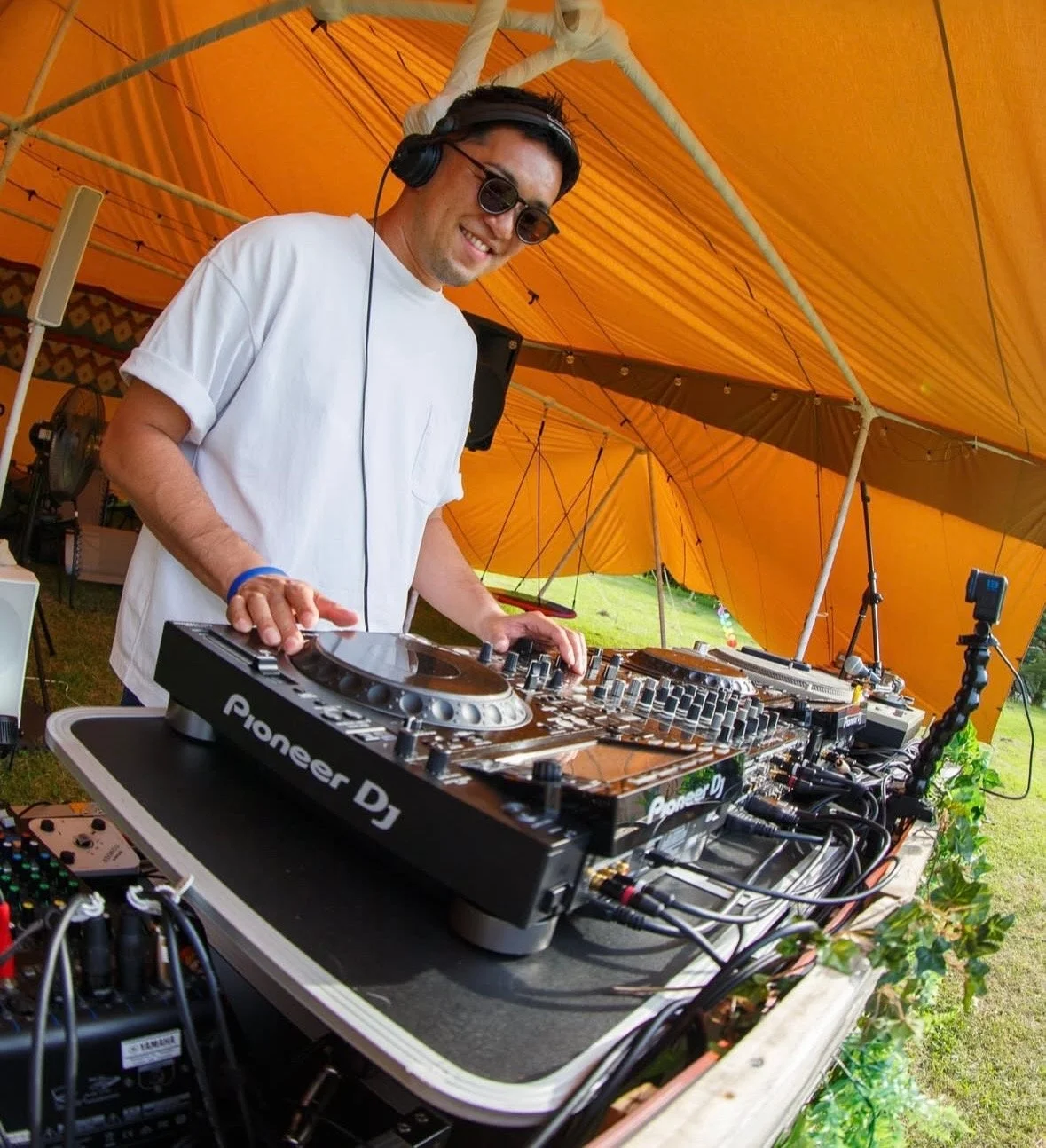DJが機材を使ってプレイしている様子
