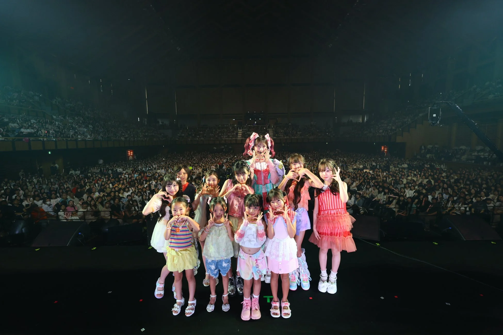 ステージに立つアイドルグループ