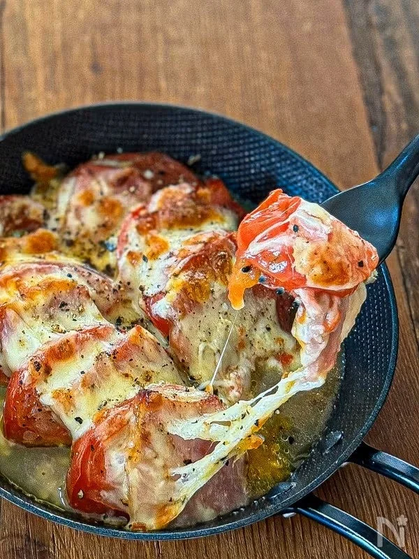 トマトとベーコンのチーズ焼き