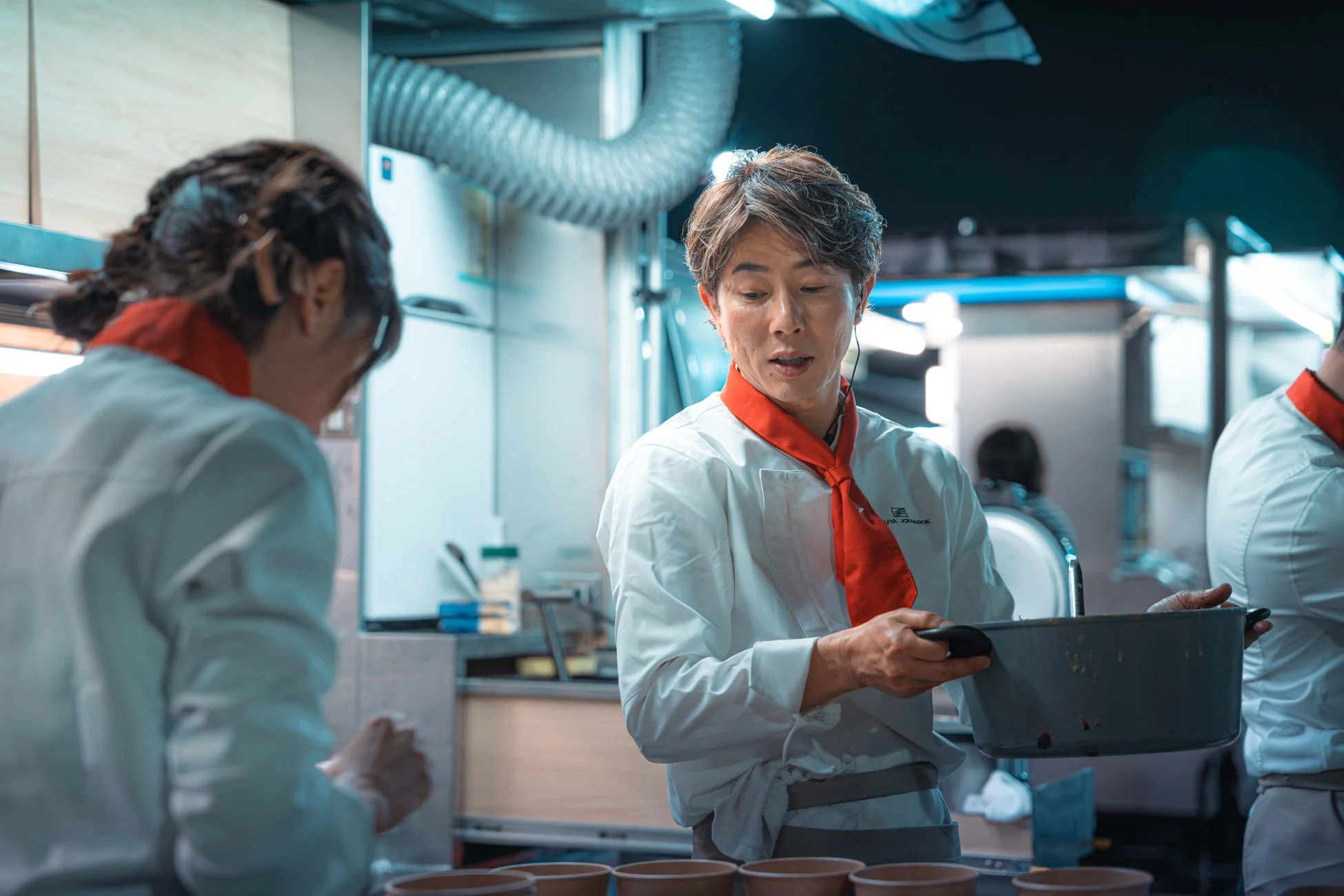 厨房で調理する川越シェフ