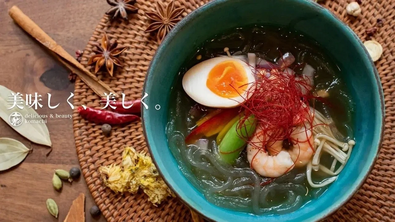 海老や半熟卵などが美しく盛り付けられた麺料理