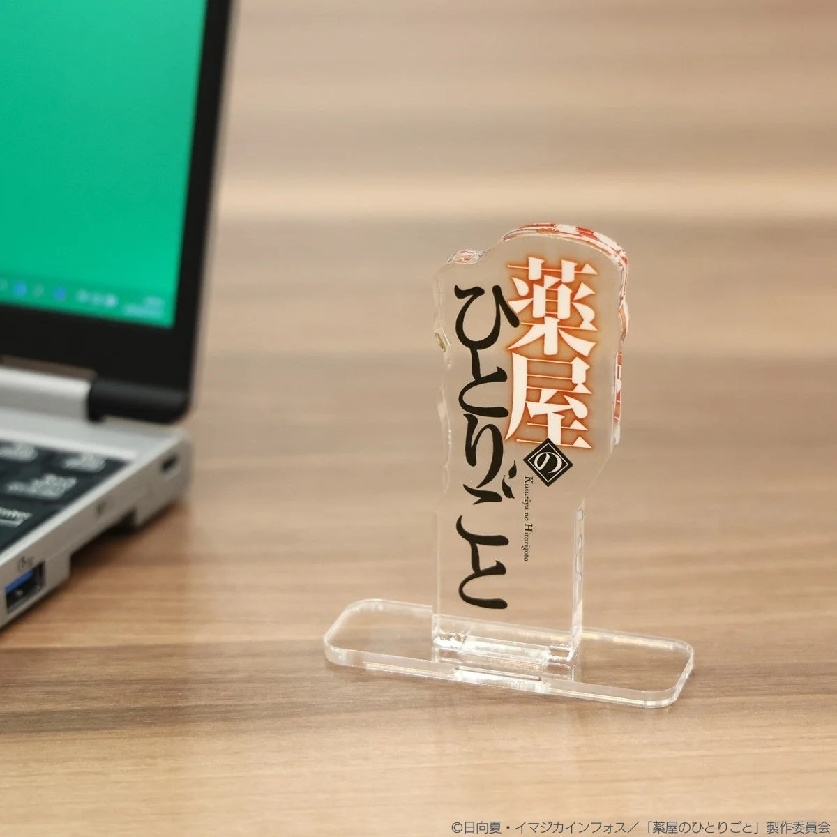 デスクに置かれたロゴアクスタ