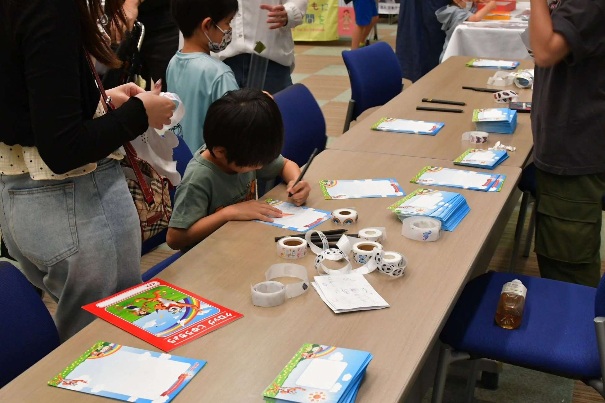 縁日イベントでお絵かきを楽しむ子どもたち
