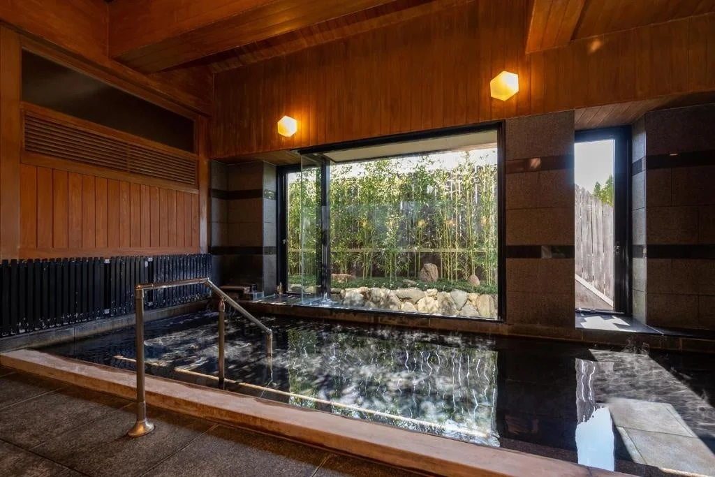 和風の落ち着いた雰囲気の屋内浴場
