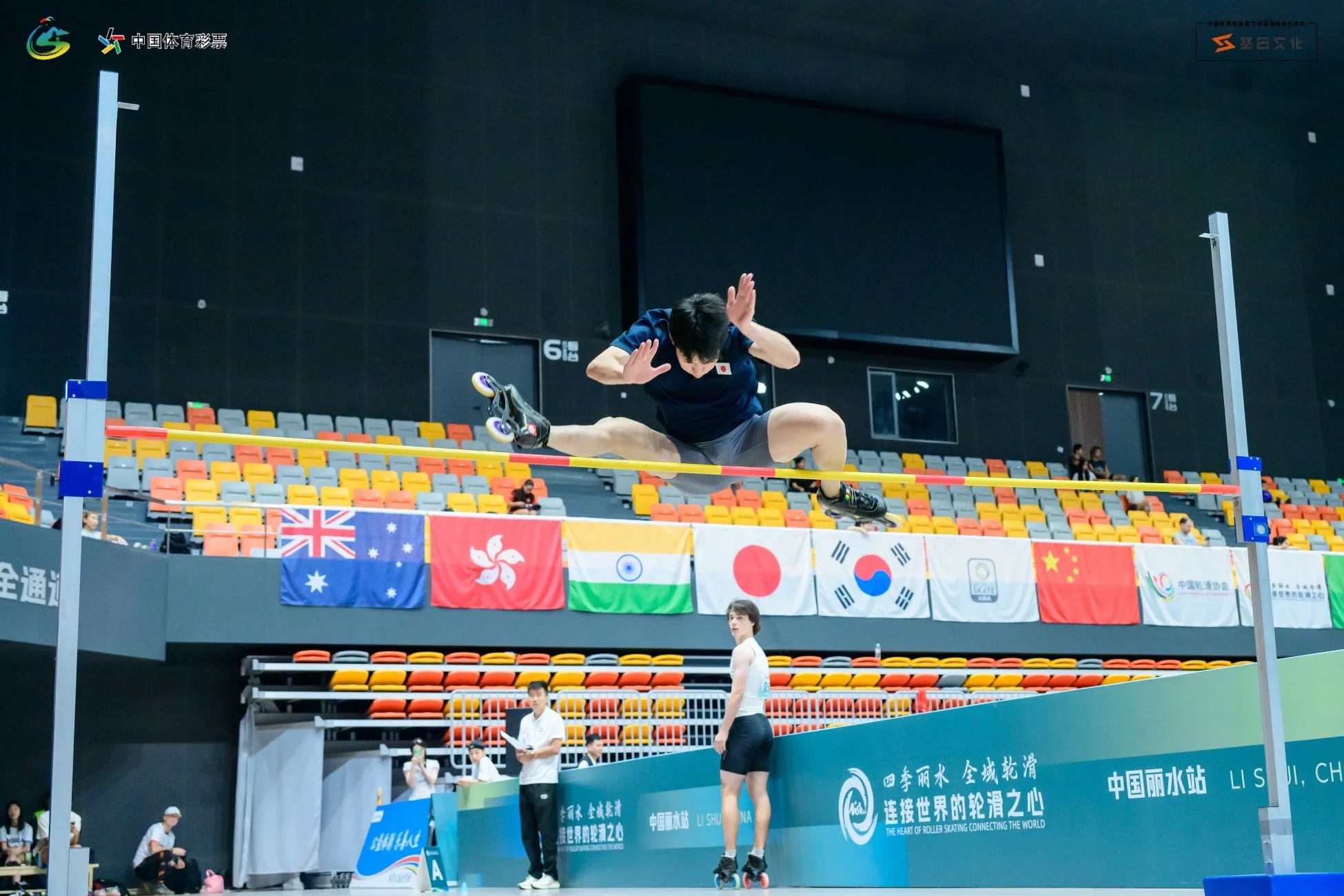インラインスケートのフリージャンプでバーを飛び越える髙橋葵選手
