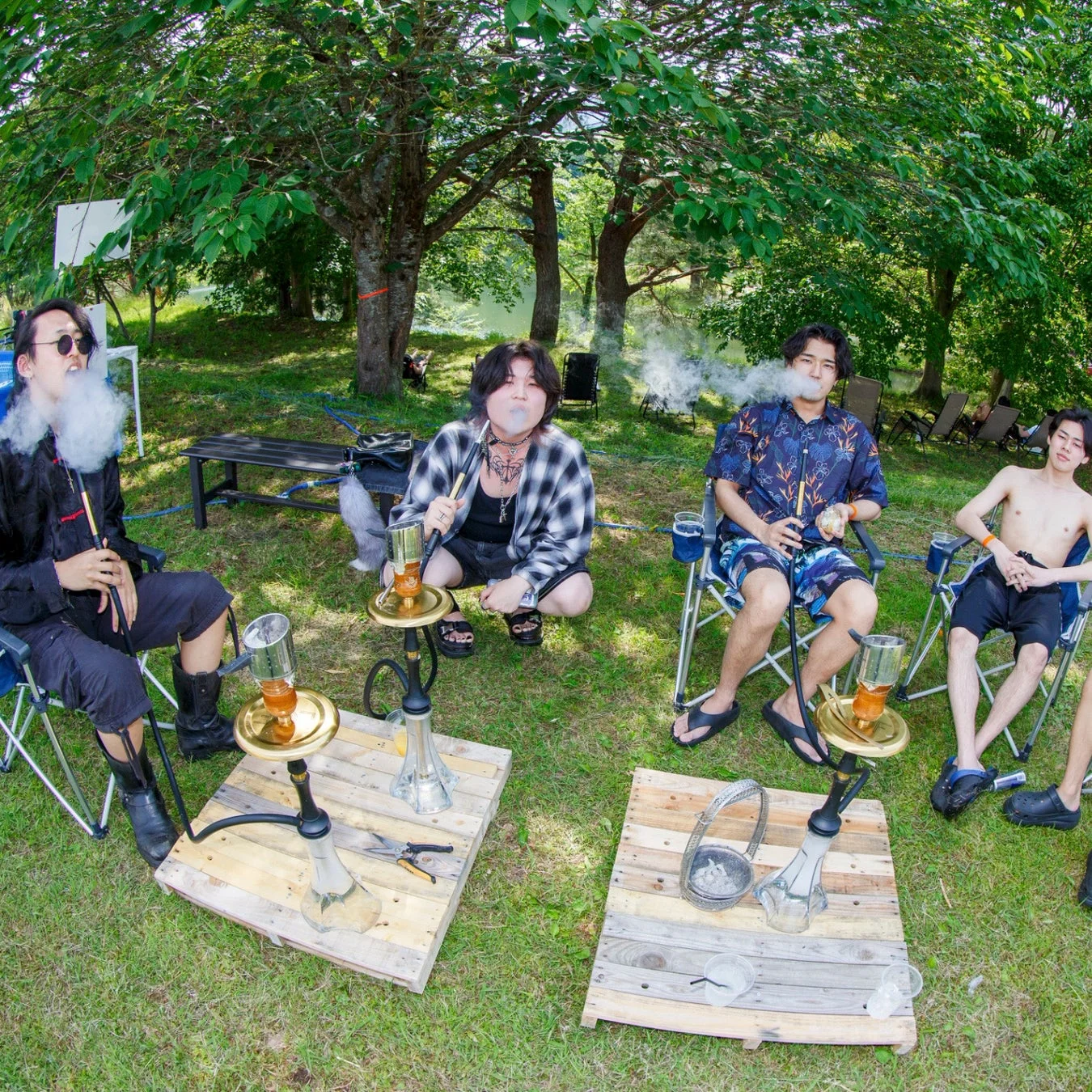アウトドアで水タバコを楽しむ若者たちのグループ