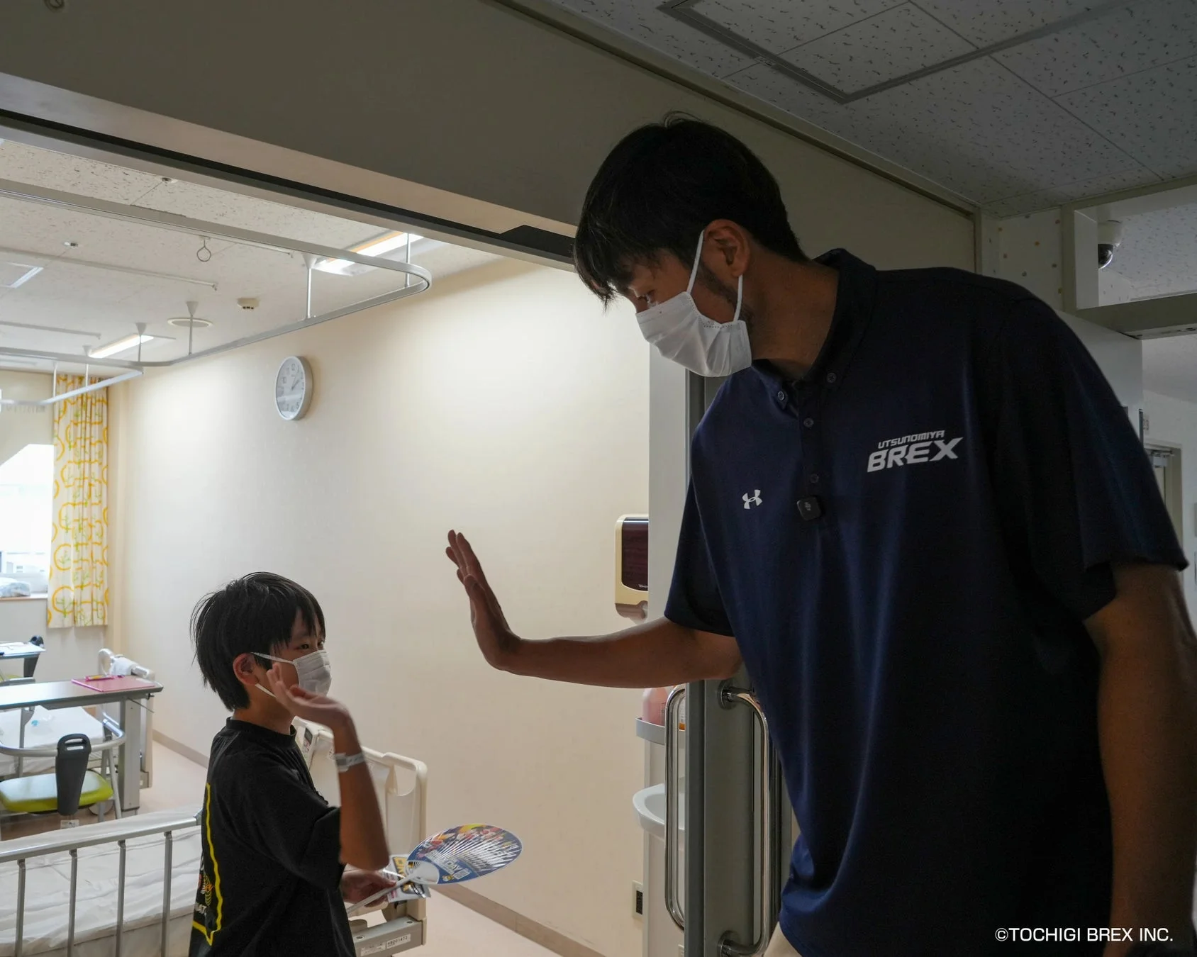 選手が子どもとハイタッチする様子