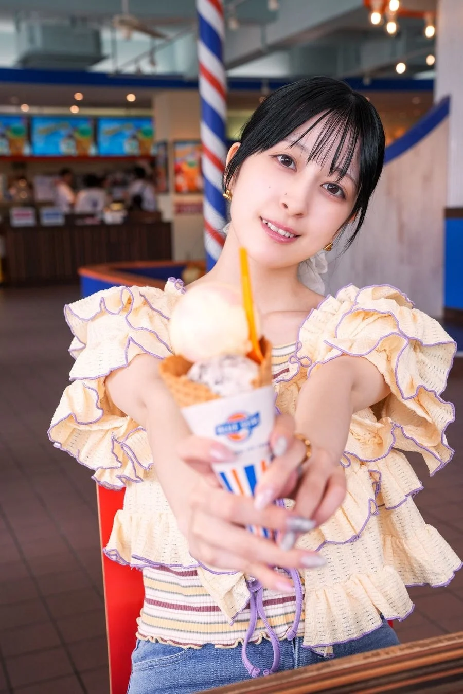 アイスクリームを持った月音こなさんのキュートな笑顔
