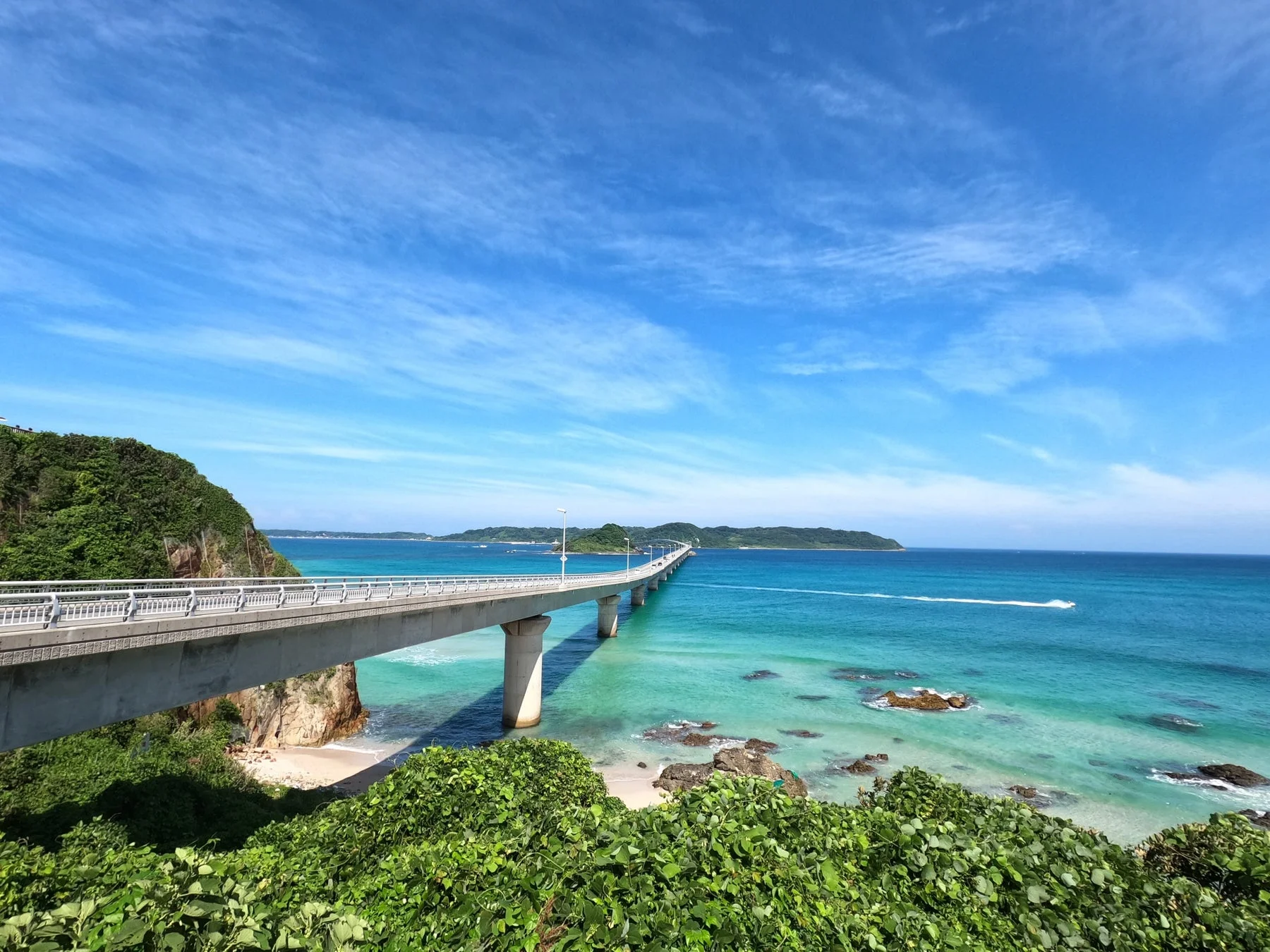 エメラルドグリーンの海にかかる角島大橋