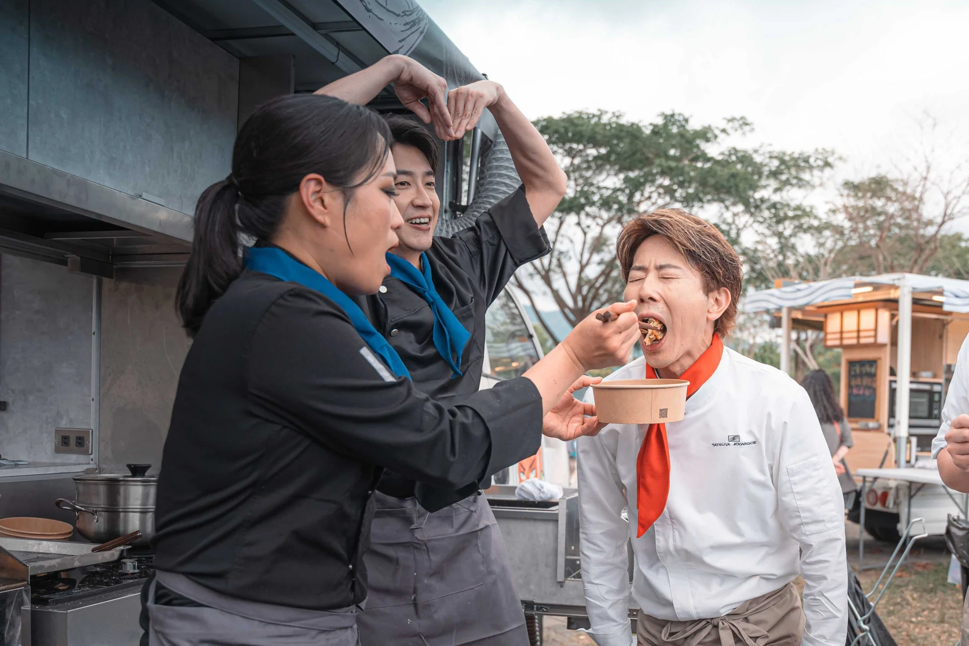 料理を試食する川越シェフ