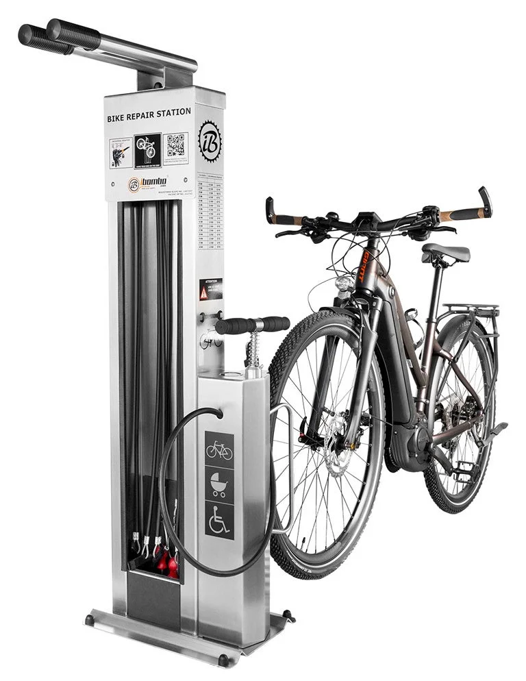 ステンレス製の「BIKE REPAIR STATION」とGIANT製の電動アシスト自転車が写る