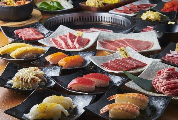 豪華な焼肉と寿司の盛り合わせ