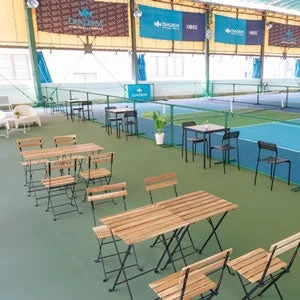 屋内テニスコートの隣に設置された休憩スペース