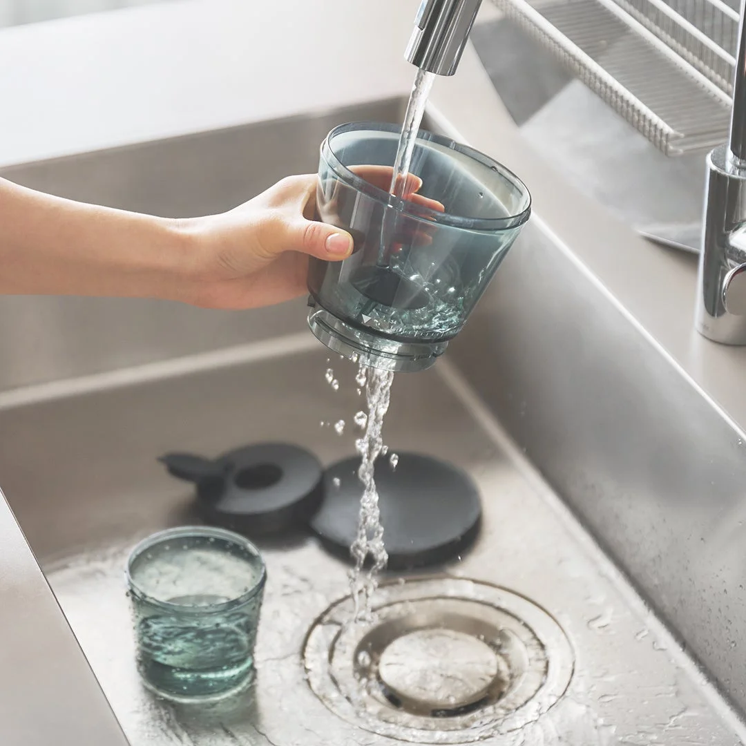 ホッパーを水洗いする様子