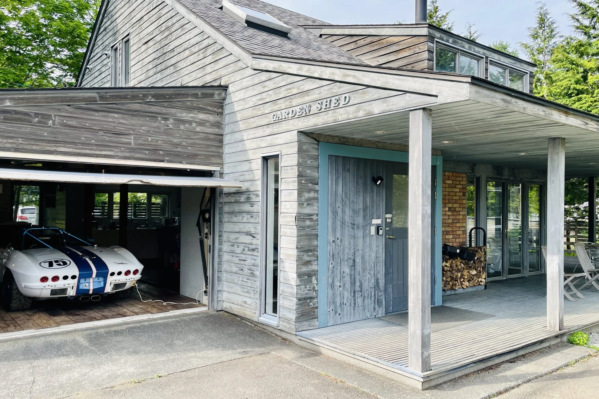 GARDEN SHED 外観とクラシックカー