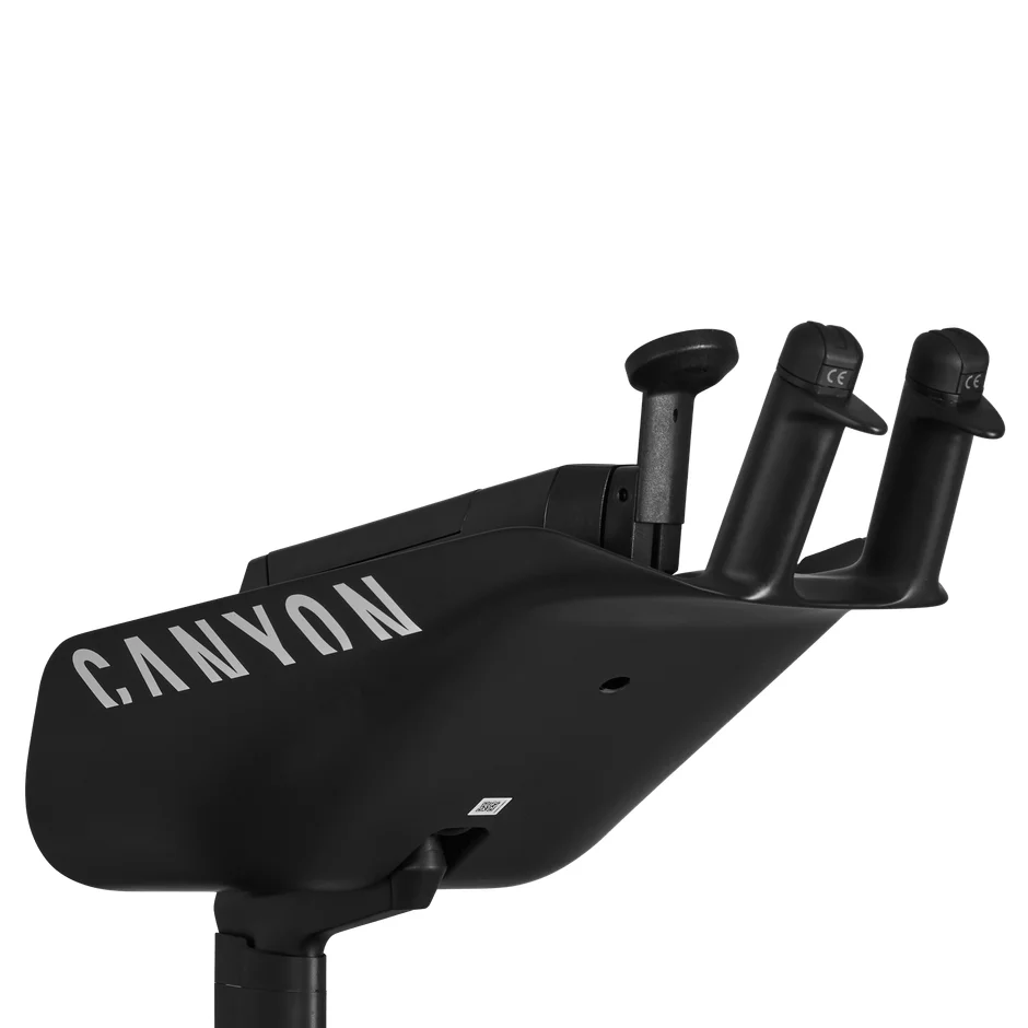白い背景に置かれた、CANYONブランドの黒いエアロダイナミックな自転車用ハンドルバー(コックピット)のクローズアップ画像です。流線型のデザインが特徴です。