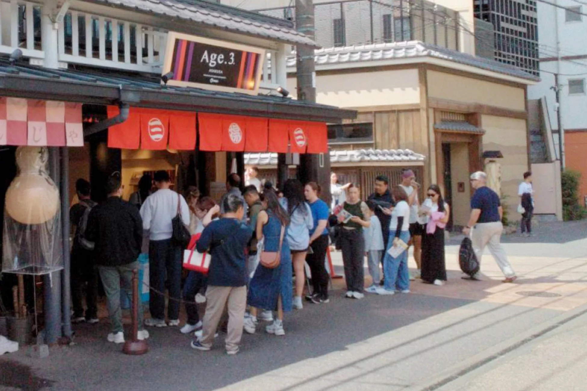 行列のできる店舗の様子2