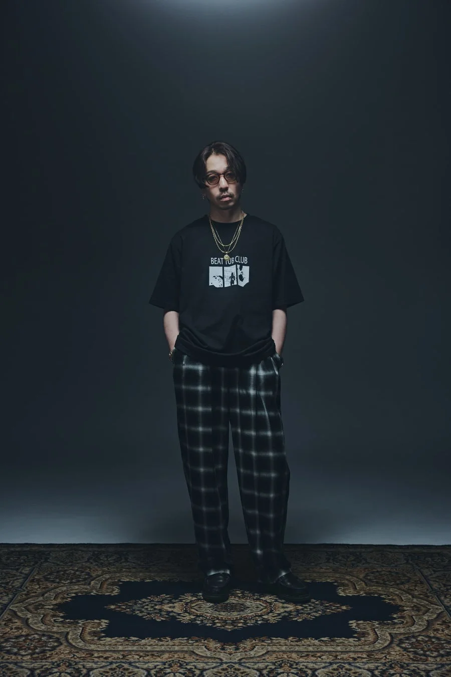 Jeremy Quartus/billboard コラボTシャツを着用したモデル