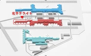 空港のターミナルビル群の俯瞰図です。複数の建物が色分けされており、赤色の建物の一部が「北サテライト」と示され、赤枠で囲んで強調されています。