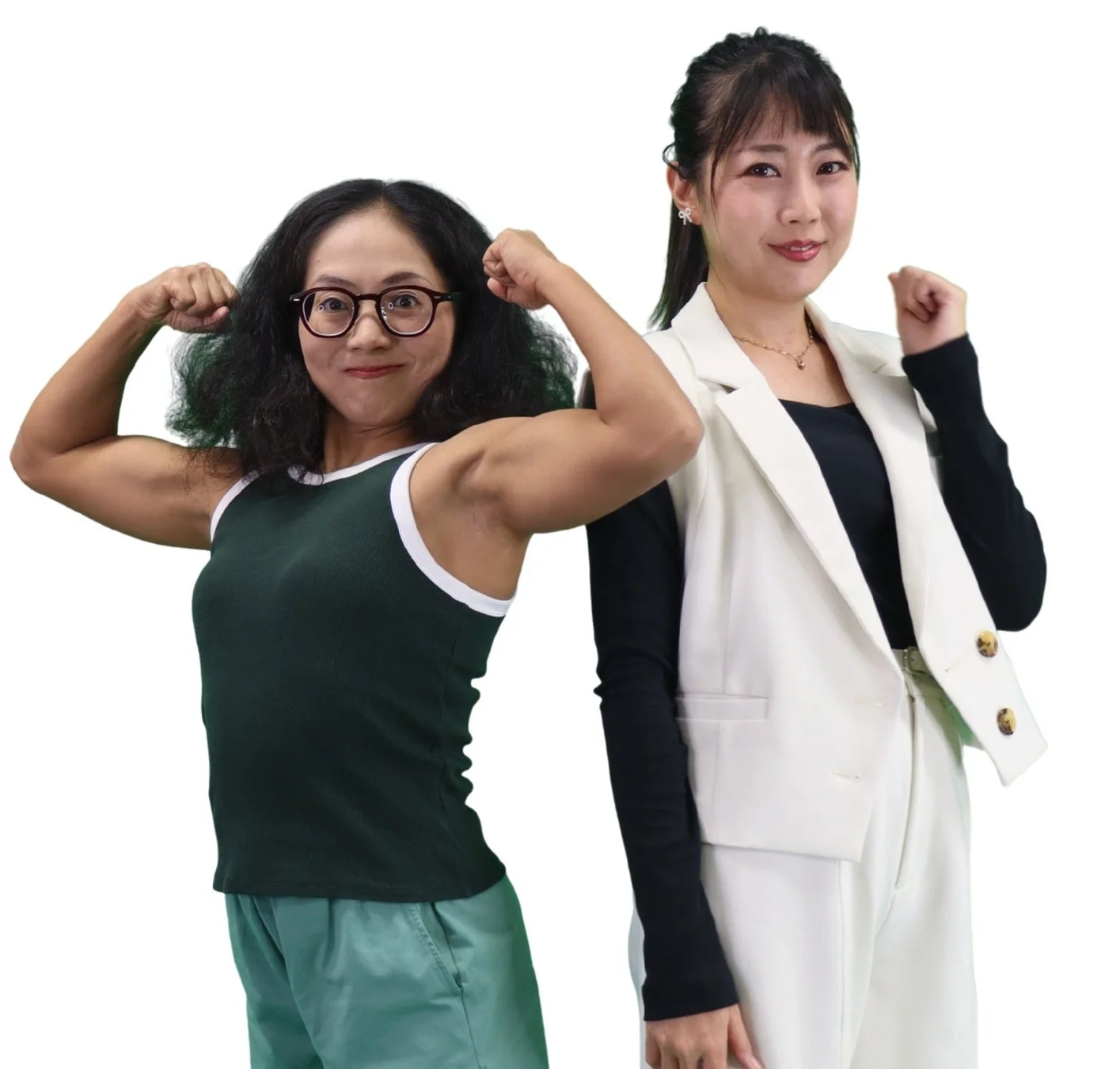 白い背景の前でポーズをとる二人の女性