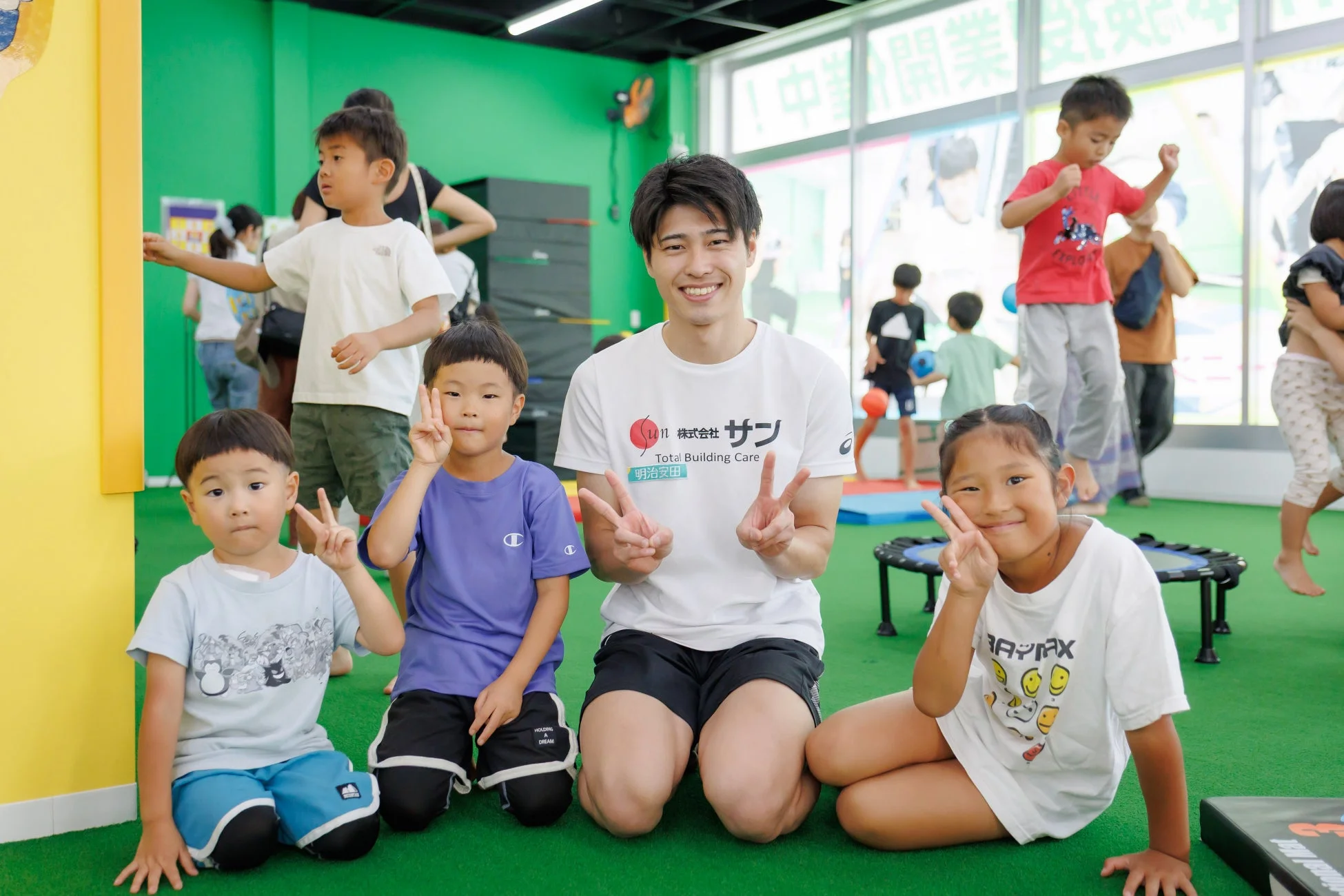 子どもたちがアスリートと交流している様子