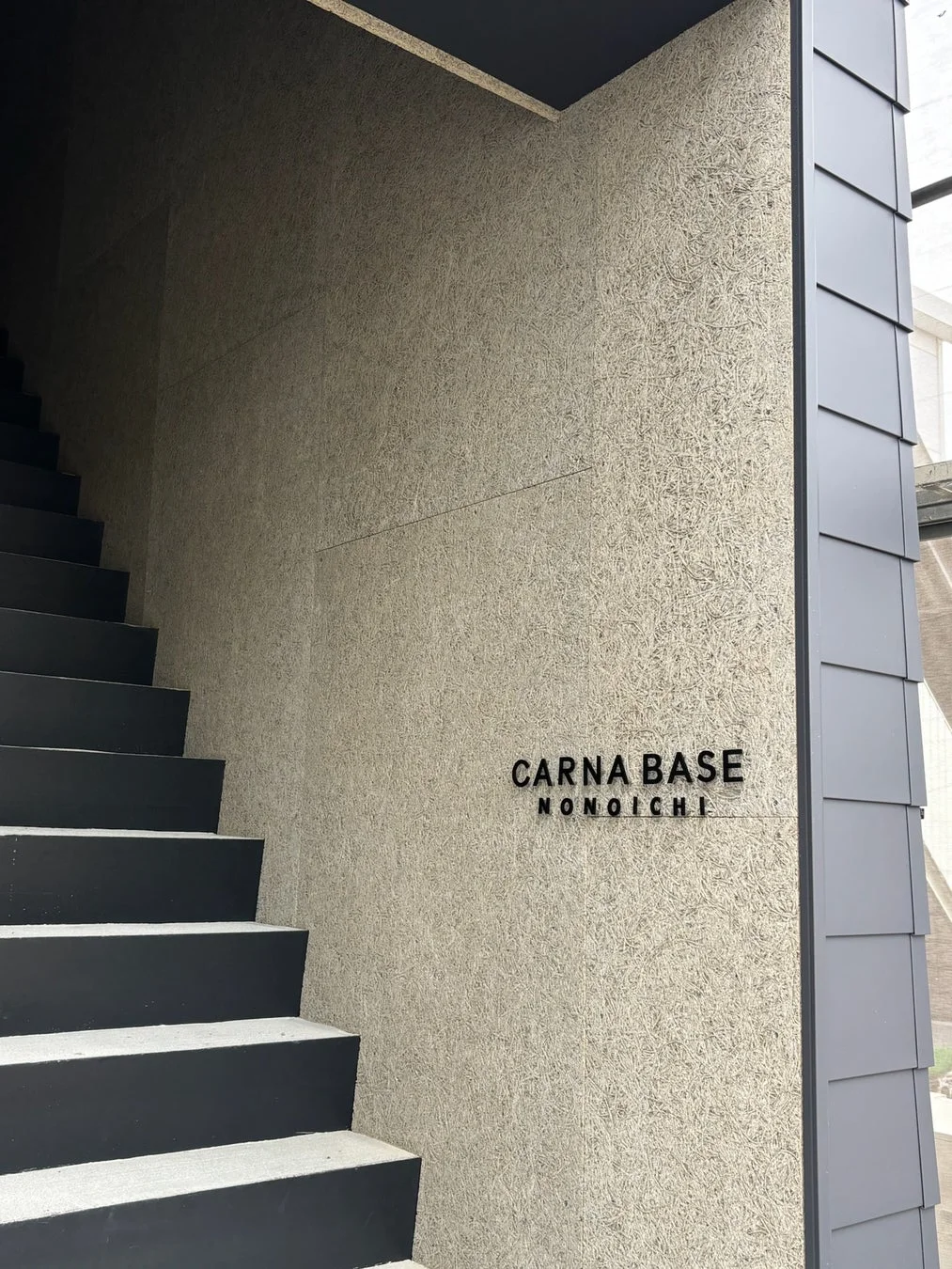 CARNA BASE NONOICHIの階段とエントランス