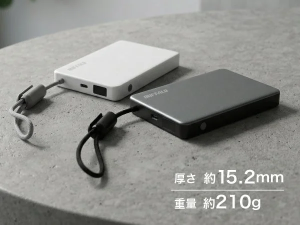 薄型軽量デザインのモバイルバッテリー