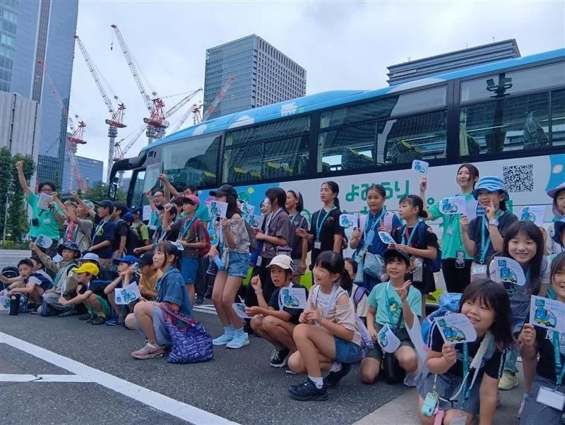 バスの前で笑顔の子どもたち