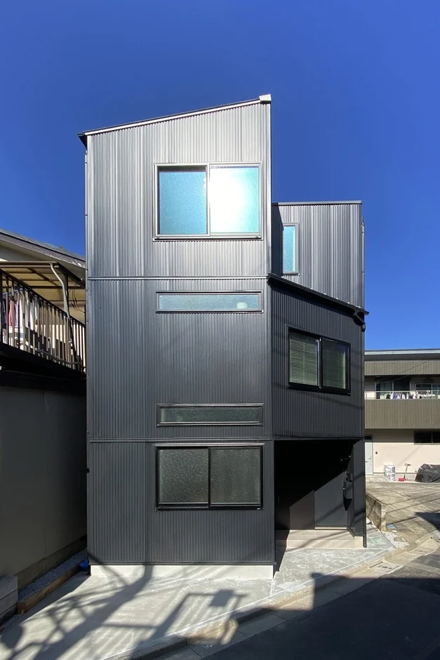 モダンな3階建ての狭小住宅