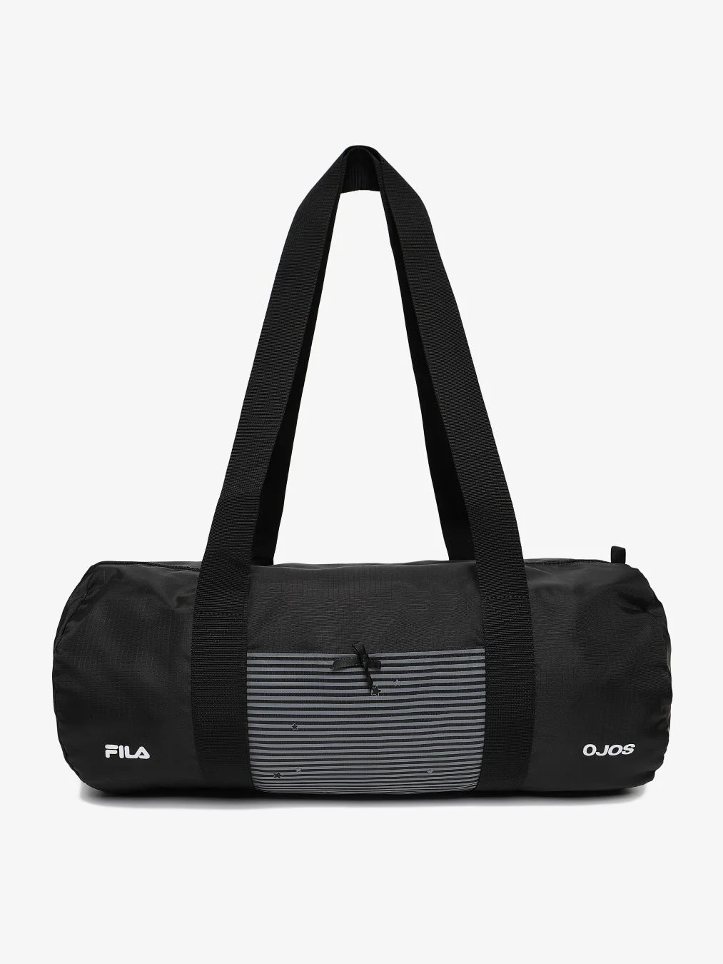 黒いダッフルバッグが白い背景に置かれています。バッグの前面には「FILA」と「OJOS」のロゴがあり、中央にはグレーのストライプと星の模様が入ったポケットがあります。