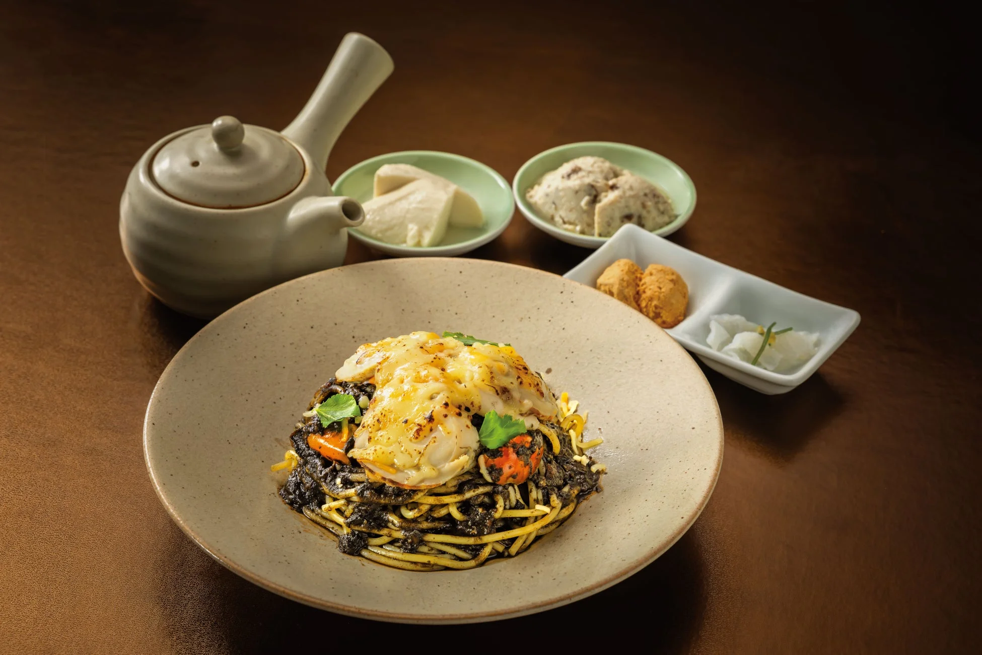 香ばしいチーズと魚介が乗ったイカスミパスタをメインにしたセット料理
