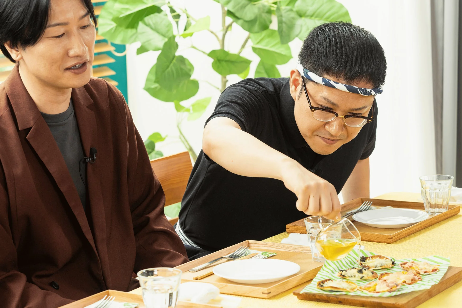 二人の男性がテーブルで食事をしている様子