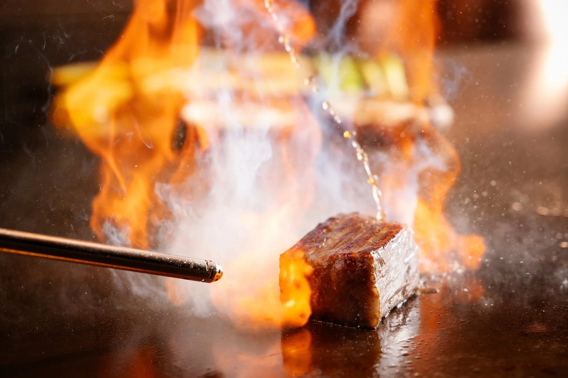 鉄板焼きの料理風景