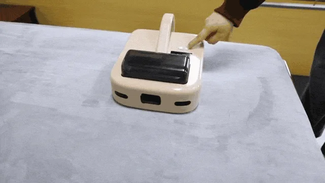 ユーザーがクリーナーを操作しているイメージ
