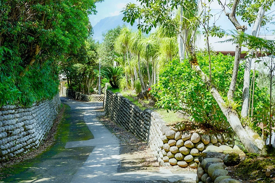 石垣に囲まれた緑豊かな小道