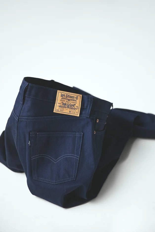 濃いインディゴブルーのLevi's 501ジーンズ