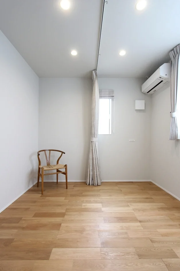 シンプルな部屋と木製チェア