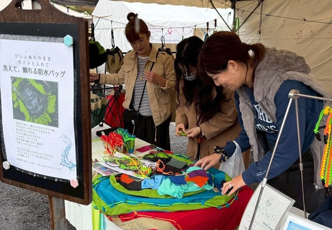 屋外イベントでizatokiが並ぶブース