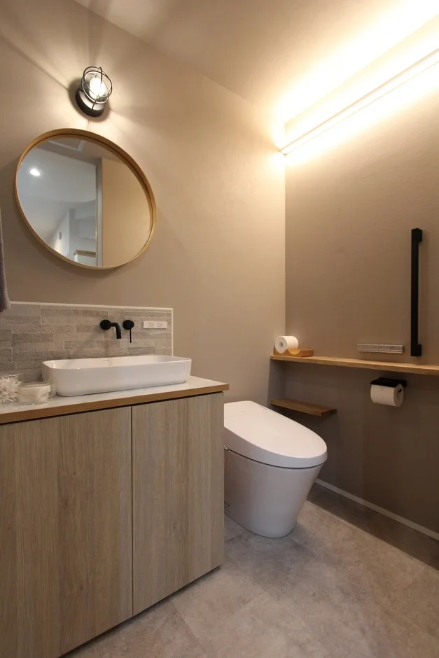 モダンで清潔感のあるトイレ兼洗面空間