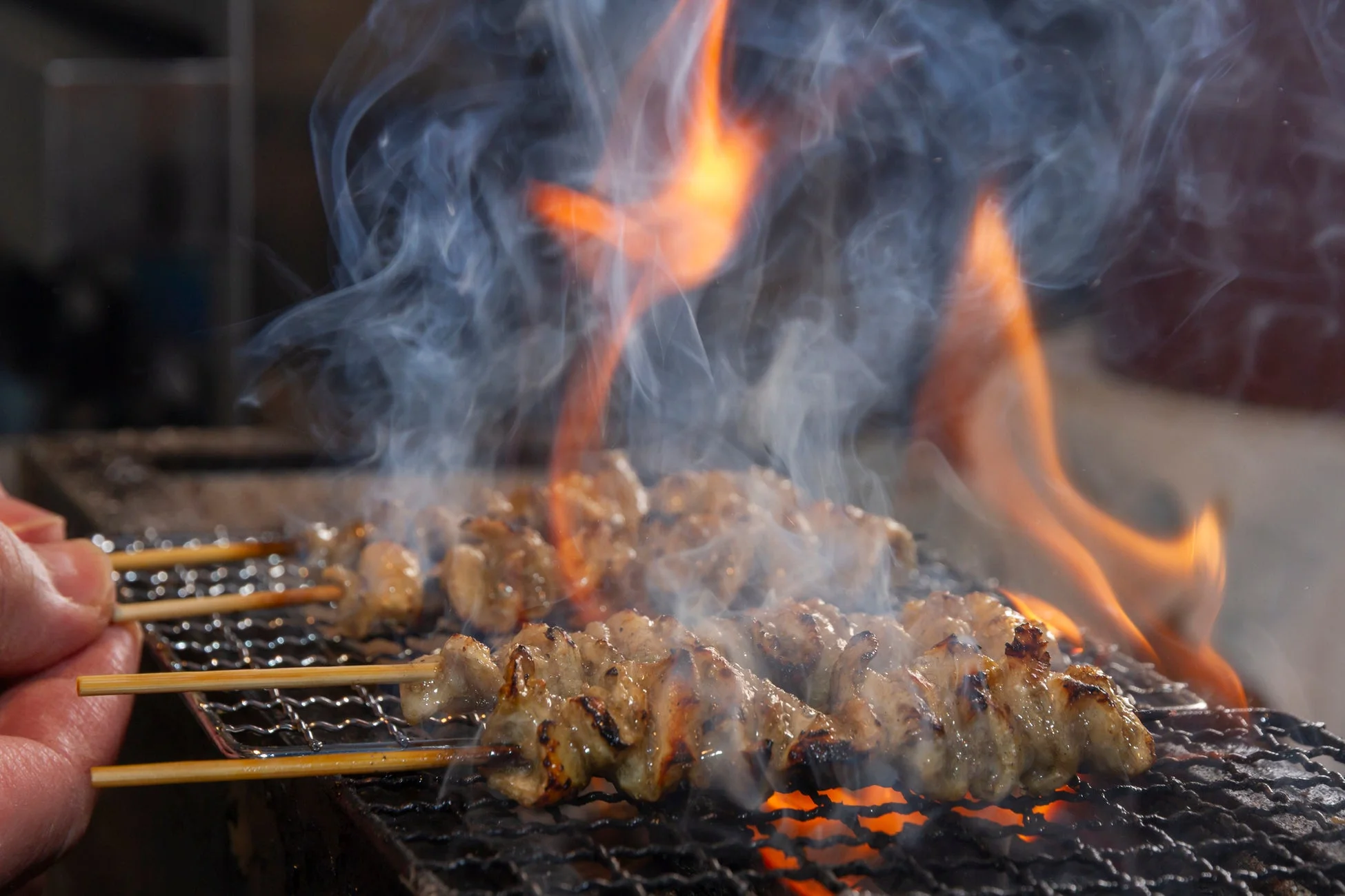 焼き鳥、炭火焼き、グリル、料理、肉、日本食、火、煙、調理、食事、屋台、居酒屋