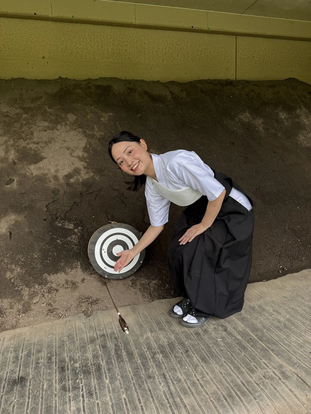 弓道体験で笑顔の女性