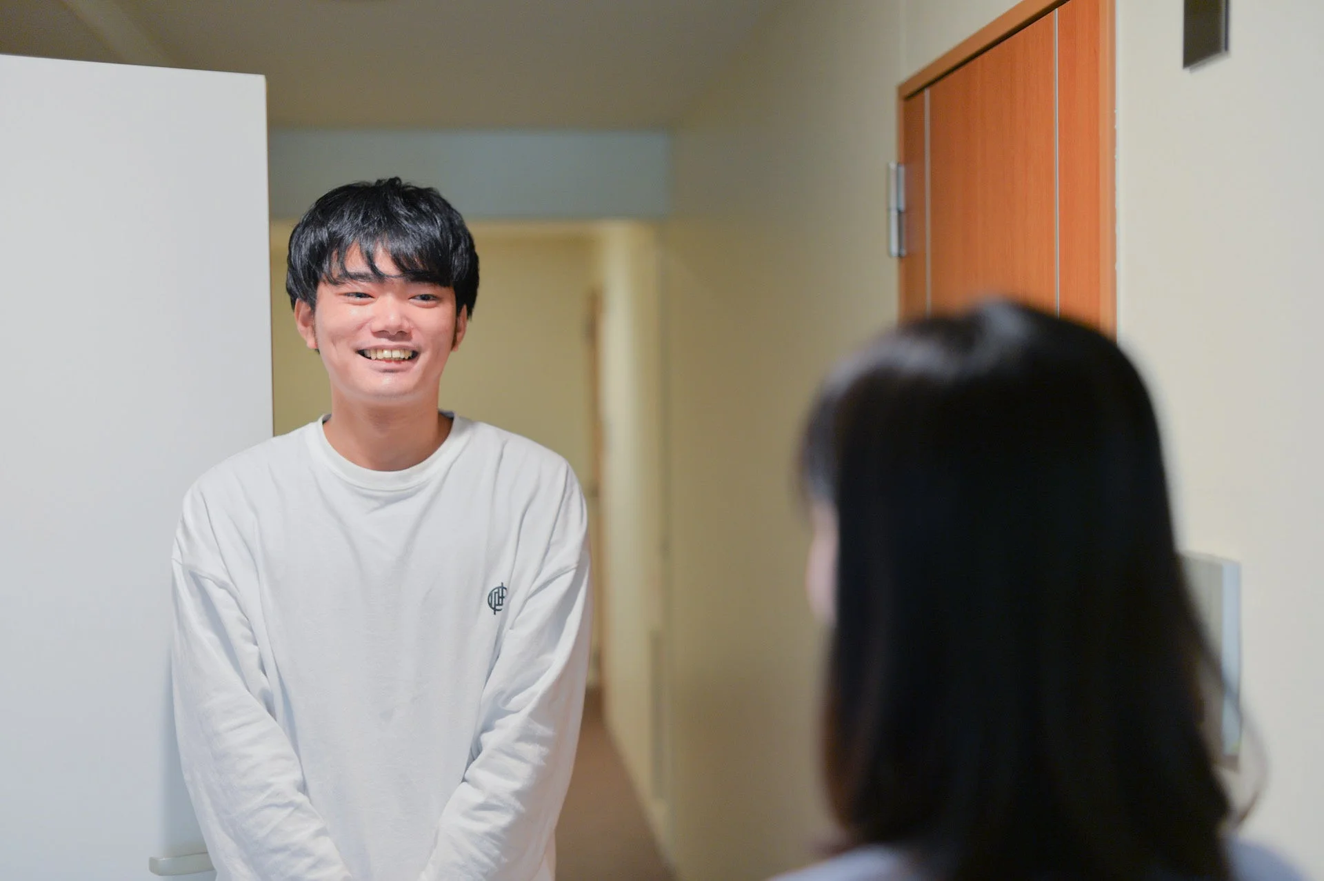 笑顔の若い男性