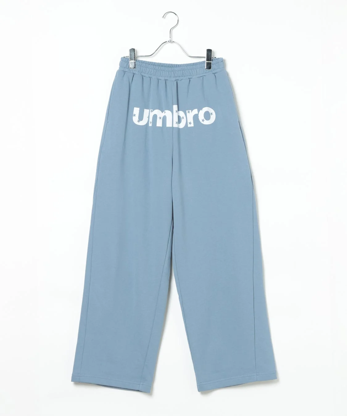 umbroロゴ入り水色のワイドレッグパンツ