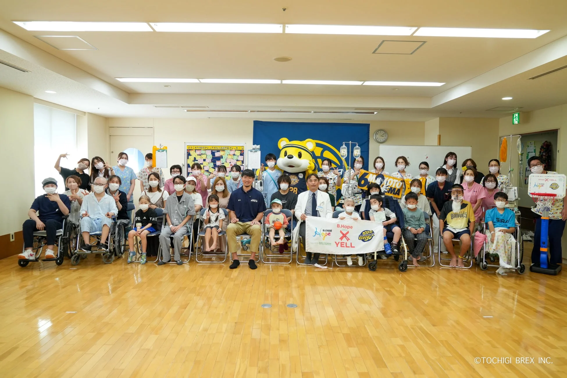 選手とマスコット、子どもたちの交流風景