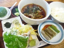 そば、ご飯、天ぷらなどが含まれた和食の定食セット
