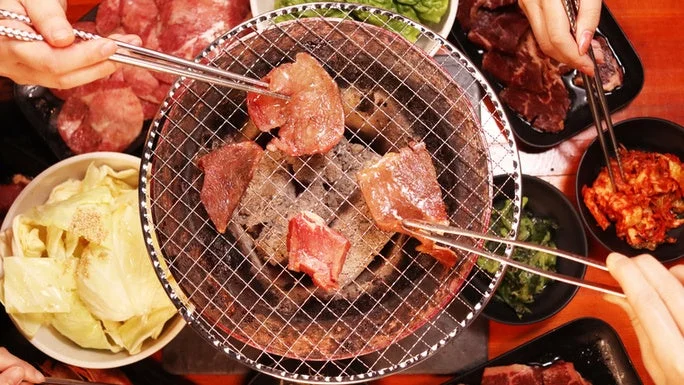 テーブルいっぱいの焼肉