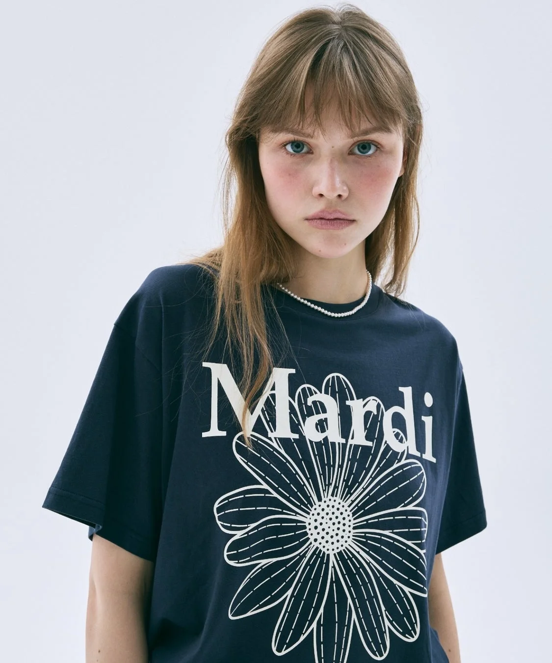 Mardi Mercrediのデイジー柄Tシャツを着用した女性