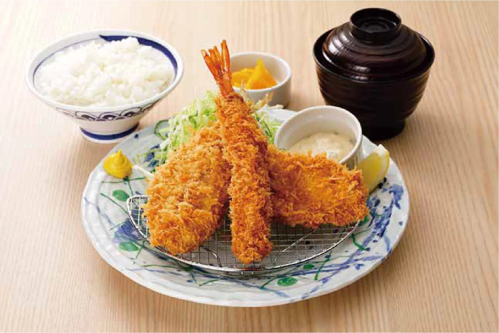 揚げ物とご飯の定食